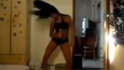 Η σέξι τσιρλίντερ που χτύπησε σε μια ντουλάπα (Video)