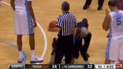 O προπονητής του θρυλικού Νορθ Καρολάινα καθαρίζει το παρκέ (video)