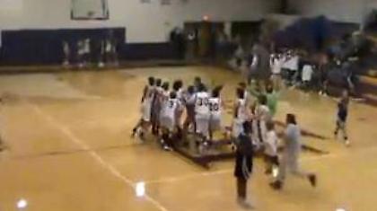 Το πιο απίθανο καλάθι σε σχολικούς αγώνες (video)