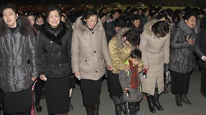 Σκηνές άλλης εποχής στην κηδεία του Κιμ Γιονγκ Ιλ!