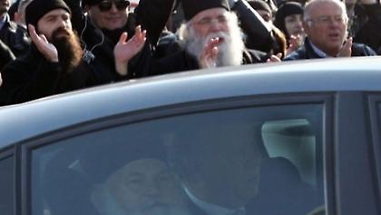 Εδώ Παπάς εκεί Παπάς