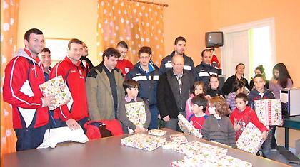 Μοίρασαν δώρα και χαμόγελα Φοίνικας και Παμβοχαϊκός