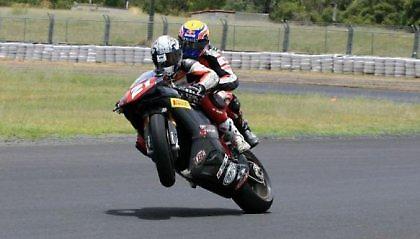 Δεν μπορεί μακριά από τις πίστες