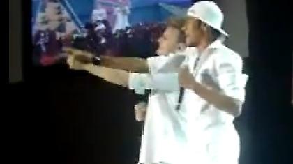 Μακριά από το μικρόφωνο, Νεϊμάρ! (vid)