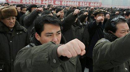 Xιλιάδες Βορειοκορεάτες επευφημούν το νέο τους ηγέτη
