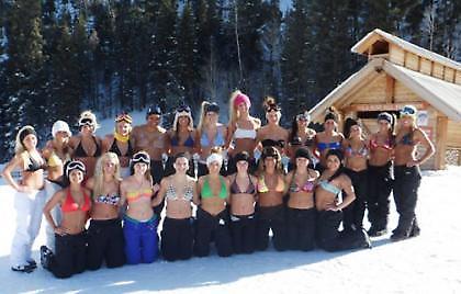 Τσιρλίντερ στα χιόνια με μπικίνι (Pics)