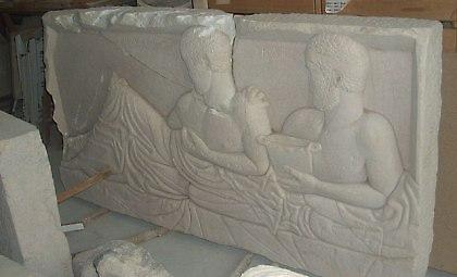 Εύρεση ρωμαϊκής ανάγλυφης πλάκας στη Θήρα