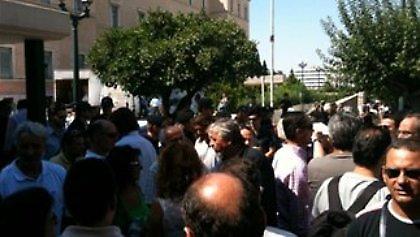 Συγκέντρωση κατά της εφεδρείας έξω από τη Βουλή
