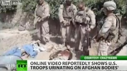 Αμερικανοί πεζοναύτες ουρούν νεκρούς Ταλιμπάν (video)