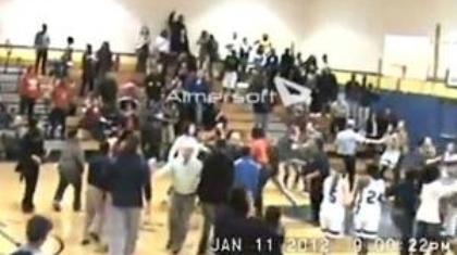 Άγριο ξύλο σε γυναικείο μπάσκετ (Video)