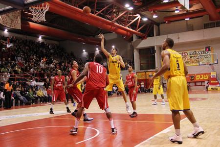 Πρόκριση και... τριπλ-νταμπλ για Μακάμπι