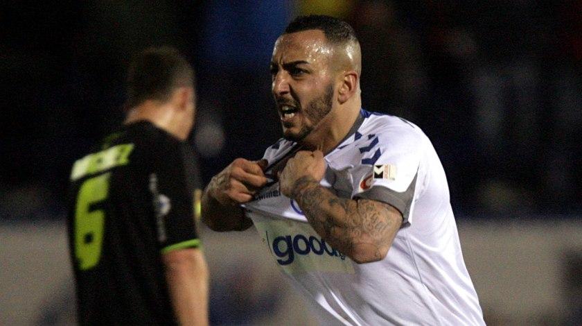 Τα βάζει με όλους!