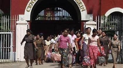 Εκατοντάδες πολιτικούς κρατούμενους αποφυλάκισε η Βιρμανία