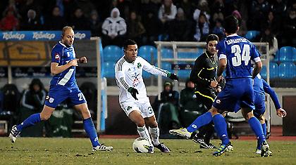 Ο ένας την πατάει από τους δικούς του, ο άλλος προχωράει με τους δικούς του