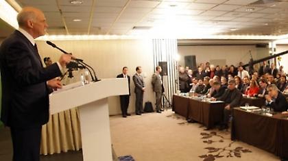 Οι άνδρες χειροκροτούν. Δε ξινίζουν τις φατσούλες τους