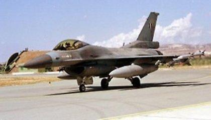Με την «κοιλιά» προσγειώθηκε F-16 στη Λάρισα