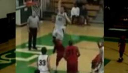 Απίστευτο κάρφωμα σε σχολικό αγώνα (Video)