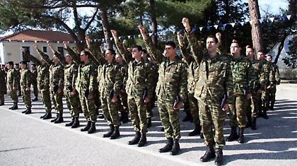 Στα «χακί» ναύτες και σμηνίτες