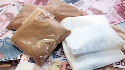 Με τηλεκάρτες «έκοβε» την ηρωίνη και τη συσκεύαζε σε… depon!