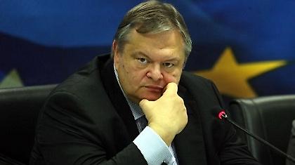 «Τα τρία κόμματα να δεσμευτούν για τις δύσκολες αποφάσεις»