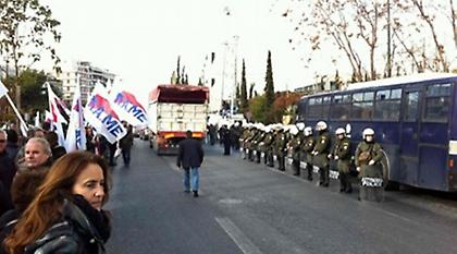 Το ΠΑΜΕ εγκλώβισε την τρόικα