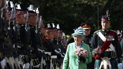 Οι Αυστραλοί πληρώνουν τα δώρα της Βασίλισσας!