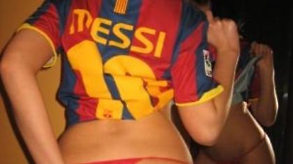 Στριπτίζ με τη φανέλα της Μπαρτσελόνα (Pics)