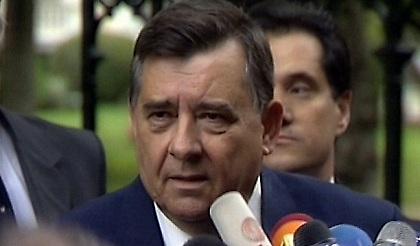 Απειλεί να αποχωρήσει από την κυβέρνηση ο Καρατζαφέρης