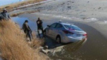 Έμεινε εγκλωβισμένη μια εβδομάδα στο μισοβυθισμένο αυτοκίνητό της!