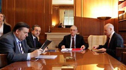 Ένα βήμα πίσω όλοι