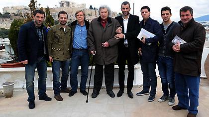 Οι θριαμβευτές του EURO 2004 στον Μίκη Θεοδωράκη