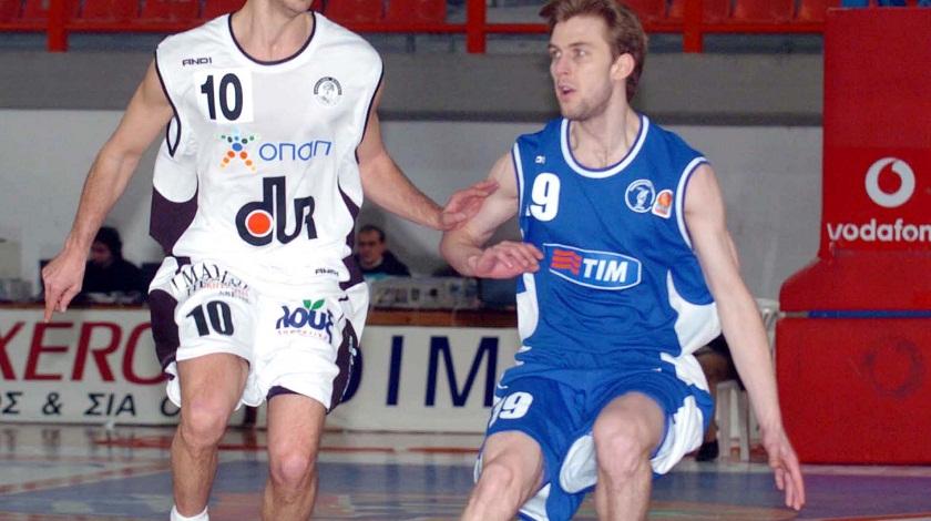 Μιλάει με Τόμας