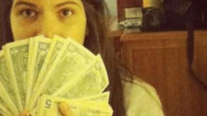 H κόρη του Τσάβες λατρεύει τα… δολάρια!