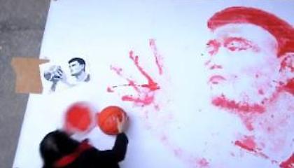 Η ζωγράφος που χρησιμοποιεί μπάλα μπάσκετ αντί για πινέλο (Video)