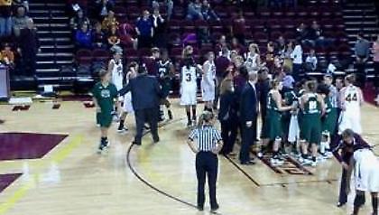 Πολύ ξύλο σε γυναικείο κολεγιακό παιχνίδι (Video)