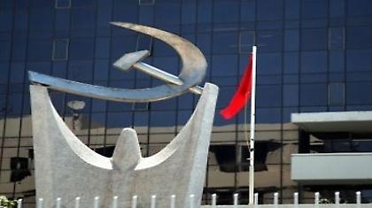 Η κατάρρευση των συμβόλων (και μέσω ΚΚΕ)