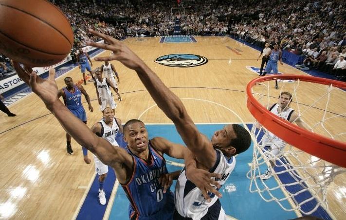 Άστραψαν και βρόντηξαν…