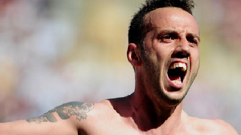 Συνεχίζει τα Μασκαρα-λίκια