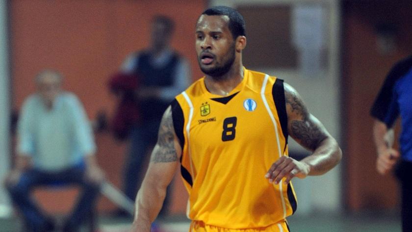 Πληρώνει και φεύγει από Άρη ο Τζέιμς