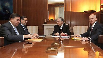 Με την Τρόικα συναντάται ο Παπαδήμος, αύριο με τους αρχηγούς