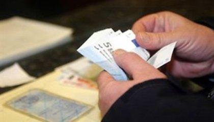 «Τορπίλη» για τα δάνεια η μείωση του κατώτατου μισθού