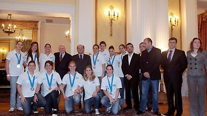 «Σκοτώστε» την Ελλάδα της βιτρίνας