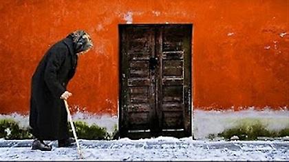 Νεαρός έσωσε γριούλα από τις φλόγες