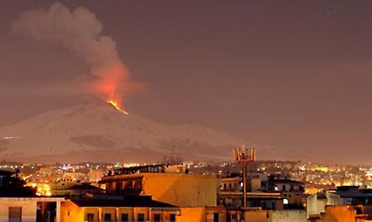 Η Αίτνα κάνει... τη νύχτα μέρα