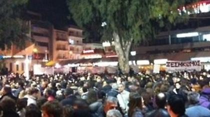 Βγήκαν στους δρόμους με κεριά και κατσαρόλες!