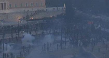 Πετροπόλεμος, μολότοφ και χημικά στο κέντρο της Αθηνάς