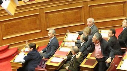 Ο Μαυρίκος πετάει το μνημόνιο! (pic)