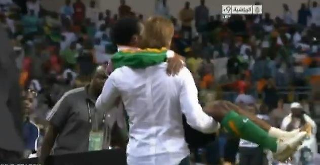 Σηκωτός για να πανηγυρίσει (video)