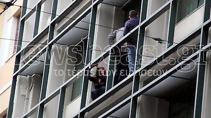 Μπήκε μέσα στο κτίριο η γυναίκα που απειλούσε να πέσει