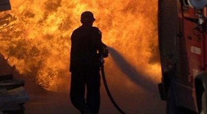 Υπό μερικό έλεγχο η φωτιά στου Ψυρρή